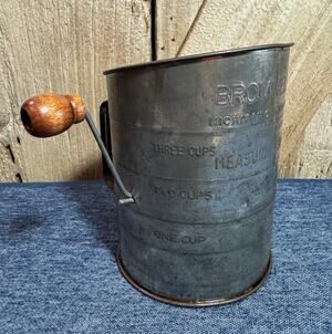 Vintage Bromwell’s 3 Cup Measuring Sifter Wooden Crank Handle Flour Sifter